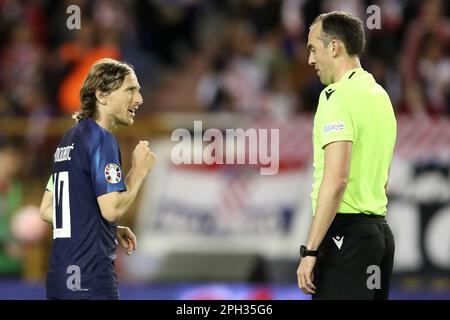 Zagreb, Kroatien. 25. März 2023. SPLIT, KROATIEN - MÄRZ 25: Luka Modric von Kroatien spricht mit dem Schiedsrichter Joao Pinheiro während des am 25. März 2023 in Split, Kroatien, stattfindenden Gruppenspiels der UEFA EURO 2024 zwischen Kroatien und Wales im Stadion Poljud. Foto: Matija Habljak/PIXSELL Credit: Pixsell/Alamy Live News Stockfoto