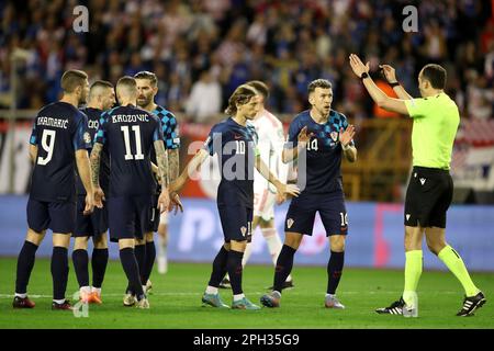 Zagreb, Kroatien. 25. März 2023. SPLIT, KROATIEN - MÄRZ 25: Luka Modric und Ivan Perisic aus Kroatien sprechen mit dem Schiedsrichter Joao Pinheiro während des UEFA-Spiels DER EURO 2024-Runde D zwischen Kroatien und Wales im Stadion Poljud am 25. März 2023 in Split, Kroatien. Foto: Matija Habljak/PIXSELL Credit: Pixsell/Alamy Live News Stockfoto