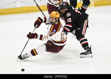 St. Cloud State Huskies Forward Micah Miller (15) schiebt Minnesota Matthew Knies (89) während des Meisterschaftsspiels des West Regional NCAA Männer-Eishockeyturniers zwischen den St. Cloud State Huskies und die University of Minnesota Golden Gophers in der Scheels Arena in Fargo, ND, am Samstag, den 25. März 2023. Von Russell Hons/CSM Stockfoto