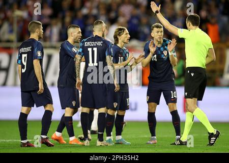 Zagreb, Kroatien. 25. März 2023. SPLIT, KROATIEN - MÄRZ 25: Marcelo Brozovic, Luka Modric und Ivan Perisic aus Kroatien sprechen mit dem Schiedsrichter Joao Pinheiro während des UEFA-WETTKAMPFS DER EURO 2024-Runde D zwischen Kroatien und Wales im Stadion Poljud am 25. März 2023 in Split, Kroatien. Foto: Matija Habljak/PIXSELL Credit: Pixsell/Alamy Live News Stockfoto