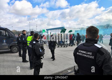 Eindhoven, Niederlande,25. März 2023 Klimaschutzaktivisten protestierten am Flughafen Eindhoven gegen Luftverschmutzung, Lärmbelästigung und Gesundheitsschäden.Sie behaupten auch, die Naturgenehmigungen seien nicht in Ordnung.Eine Gruppe von Demonstranten brach durch einen Zaun ein, wurde aber von der Polizei aufgehalten Stockfoto