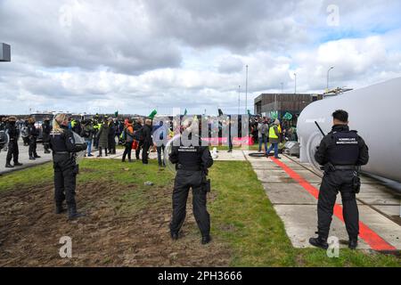 Eindhoven, Niederlande,25. März 2023 Klimaschutzaktivisten protestierten am Flughafen Eindhoven gegen Luftverschmutzung, Lärmbelästigung und Gesundheitsschäden.Sie behaupten auch, die Naturgenehmigungen seien nicht in Ordnung.Eine Gruppe von Demonstranten brach durch einen Zaun ein, wurde aber von der Polizei aufgehalten Stockfoto