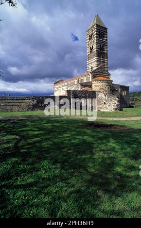 Kirche im Pisan-Stil. Basilika della SS. Trinità di Saccargia. Codrongianos, Sassari, Sardegna Stockfoto