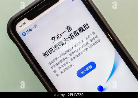 Website von ERNIE bot auf einem iPhone. ERNIE bot ist ein KI-Chatbot-Projekt (ChatGPT-ähnliches Projekt), das auf der ERNIE Model-Technologie von Baidu inc. Basiert Stockfoto