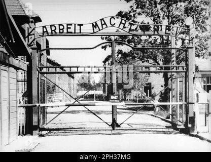 Blick auf den Eingang zum Hauptlager Auschwitz - Konzentrationslager Birkenau. Stockfoto