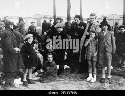 Ungarische Juden aus dem Tet Ghetto im Vernichtungslager Auschwitz-Birkenau während der zweiten Hälfte des Jahres 1944, die in Richtung der Gaskammern gingen. Nach dem Auswahlverfahren auf dem Bahnhofsplattform wurden die zum Sterben verurteilten Personen direkt zu den Gaskammern geführt. Stockfoto