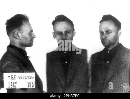 Hauptmann Witold Pilecki. Dieser mutige Pole kämpfte 1939 gegen die Deutschen, schloss sich dem Widerstand an und ließ sich gefangen nehmen, um das Konzentrationslager Auschwitz zu infiltrieren. Drei Jahre lang sammelte er Informationen, die herausgerissen wurden, bis er fürchtete, entdeckt zu werden. Er konnte aus der Bäckerei, in der er arbeitete, fliehen und kehrte nach Warschau zurück, wo er zur Heimatarmee ging und im Warschauer Aufstand kämpfte. Er wurde von den sowjetischen Behörden gefangen genommen und 1948 hingerichtet. Dieses Bild zeigt sein Fahndungsfoto aus dem Mokotów-Gefängnis, Warschau, 1947 Stockfoto