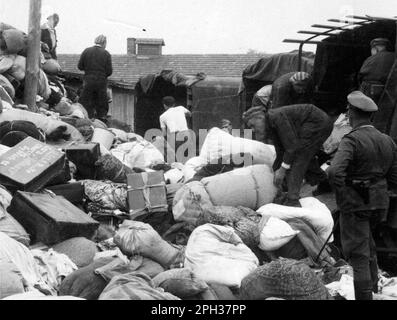 Die "Kanadas" Kaserne im Konzentrationslager Auschwitz, das von den Deutschen besetzte Polen, während des Holocaust. Gefangene sortieren die Koffer und Taschen derer, die bei der Ankunft in die Gaskammer geschickt wurden. Die Lagerhäuser wurden als „Kanada“ bezeichnet, weil sie die geplünderten Gegenstände von Gefangenen enthielten und im Lager als das Land des Überflusses galten. Stockfoto