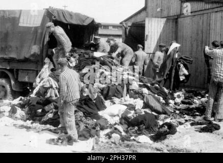 Die "Kanadas" Kaserne im Konzentrationslager Auschwitz, das von den Deutschen besetzte Polen, während des Holocaust. Gefangene sortieren die Koffer und Taschen derer, die bei der Ankunft in die Gaskammer geschickt wurden. Die Lagerhäuser wurden als „Kanada“ bezeichnet, weil sie die geplünderten Gegenstände von Gefangenen enthielten und im Lager als das Land des Überflusses galten. Stockfoto