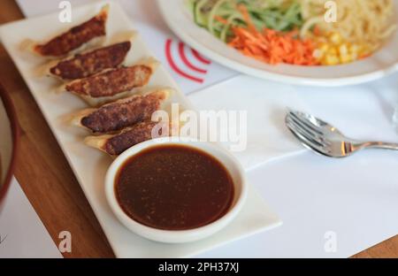 Vegetarisches Gyoza und Sojasoße Stockfoto