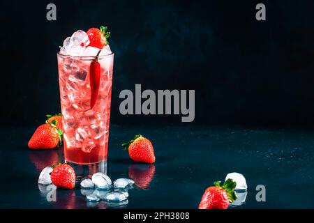 Oldboy alkoholisches Cocktailgetränk mit Wodka, Grapefruitsaft, Erdbeeren, Zucker, Zimt und heißem Chili-Pfeffer. Highball-Glas auf dunkelblauem Hintergrund Stockfoto