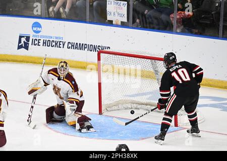 Minnesota Gophers Torwart Justen Close (1) und St. Cloud State Huskies Forward Kyler Kupka (10) Sehen Sie sich einen St. Cloud State Huskies Forward Adam Ingram (34) erzielte beim Meisterschaftsspiel des West Regional NCAA Männer-Eishockeyturniers zwischen den St. Cloud State Huskies und die University of Minnesota Golden Gophers in der Scheels Arena in Fargo, ND, am Samstag, den 25. März 2023. Von Russell Hons/CSM Stockfoto