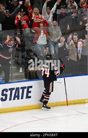 St. Cloud State Huskies Forward Adam Ingram (34) feiert, nachdem er während des Meisterschaftsspiels des West Regional NCAA Männer-Eishockeyturniers zwischen den St. Cloud State Huskies und die University of Minnesota Golden Gophers in der Scheels Arena in Fargo, ND, am Samstag, den 25. März 2023. Von Russell Hons/CSM Stockfoto