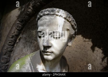 Porträt einer verwitterten, aber schönen weiblichen Grabfigur auf dem melaten-Friedhof in köln Stockfoto