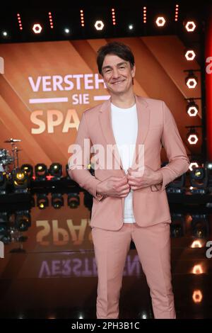 Berlin, Deutschland. 25. März 2023. Comedian Matze Knop ist Gast in der ARD Show 'Verstehen sie Spaß. Die Show wird live übertragen. Kredit: Jörg Carstensen/dpa/Alamy Live News Stockfoto