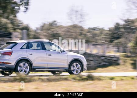 SUV-Stil in grauer Farbe, Fahren mit hoher Geschwindigkeit während des Tages. Nahaufnahme, Bewegungsunschärfe, Konzepte. Stockfoto