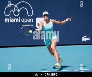 Miami Gardens, Florida, USA. 22. März 2023. März 24 - Miami Gardens: Magda Linette aus Polen besiegt Victoria Azarenka 76(3) 26 64 während der 3. Runde der Miami Open 2023 von Itau. (Kreditbild: © Andrew Patron/ZUMA Press Wire) NUR REDAKTIONELLE VERWENDUNG! Nicht für den kommerziellen GEBRAUCH! Stockfoto