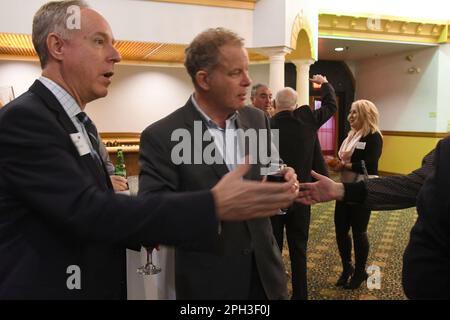 Mount Pleasant, Wisconsin, USA. 25. März 2023. DANIEL KELLY, Kandidat für den Obersten Gerichtshof von Wisconsin, begrüßt am Samstagabend, den 25. März 2023, die Fans beim jährlichen Racine County GOP Lincoln Day Dinner in der Roma Lodge in Mount Pleasant, Wisconsin, gleich vor Racine. KELLY, richtig, wird mit Assembly Speaker ROBIN VOS gesehen. KELLY, ein Konservativer, tritt bei den Wahlen im April 4 gegen die liberale Richterin Janet Protasiewicz an, bei denen die Entscheidung über die Richtung des sieben Mitglieder umfassenden Gerichts erwartet wird. Kelly, die von der damaligen Regierung zum Gericht ernannt wurde. Scott Walker, verlor sein Angebot, auf dem Court zu bleiben Stockfoto