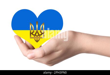 Beenden Sie den Krieg in der Ukraine. Frau mit herzförmigem Symbol in den Farben der ukrainischen Flagge und Tryzub in der Hand auf weißem Hintergrund, Nahaufnahme Stockfoto