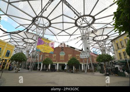 Restaurierte Lagerhäuser mit verschiedenen Gastronomiebetrieben am Clarke Quay, einem erhaltenen historischen Wahrzeichen am Singapore River am CBD-Rand Stockfoto