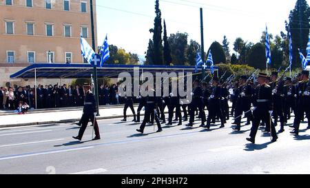 Athenas, Grecia. 25. März 2023. (INT) griechischer Unabhängigkeitstag. 25. März 2023, Athen, Griechenland: Griechischer Unabhängigkeitstag, ein Nationalfeiertag, der jährlich am 25. März in Griechenland gefeiert wird und an den Beginn des griechischen Unabhängigkeitskriegs im Jahr 1821 erinnert. Es gab eine Parade von Militäroffizieren, Flugzeugausstellungen und viele Leute kamen heraus, um sie zu sehen, und natürlich mit der Anwesenheit und Rede der griechischen Präsidentin Katerina Sakellaropoulou. Kredit: Julia Mineeva/Thenews2 (Kredit: © Julia Mineeva/TheNEWS2 via ZUMA Press Wire) NUR REDAKTIONELLE VERWENDUNG! Nicht für den kommerziellen GEBRAUCH! Stockfoto