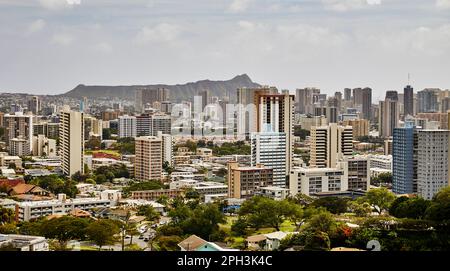 Skyline von Honolulu mit Diamond Head Krater im Hintergrund Stockfoto