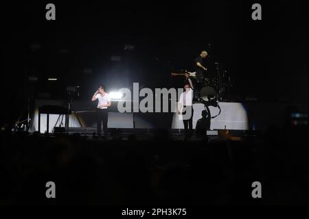 Sao Paulo, Sao Paulo, Brasilien. 25. März 2023. (INT) 1975 Band tritt auf der Lollapalooza 2023 Musical Show in Brasilien auf. 25. März 2023, Sao Paulo, Brasilien: 1975 Band trat live auf der Budweiser-Bühne auf der 10. Ausgabe von Lollapalooza 2023 in Sao Paulo, Brasilien, am Samstag (25) auf der Interlagos Autodrome Racetrack auf. Kredit: ZUMA Press, Inc./Alamy Live News Stockfoto