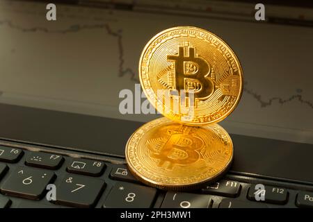 Trading Chart wird auf dem Bildschirm des Laptops angezeigt. Börse, Trendlinie in Kerzenform. Sinkende Bitcoin-Wechselkurse an der Börse. - nein Stockfoto