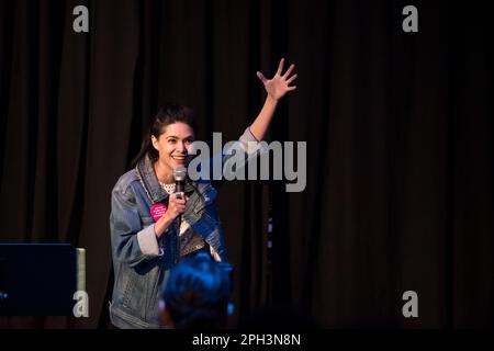 Lila Bowden spielt Stand-Up-Comedy Stockfoto