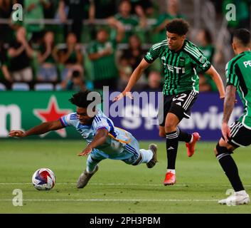 Austin, Texas, USA: 25. März 2023: Der Mittelfeldspieler Ralph Priso (97) von Colorado Rapids wurde vom Mittelfeldspieler Sofiane Djeffal (22) des Austin FC während eines Major League-Fußballspiels am 25. März 2023 in Austin, Texas, beleidigt. (Kreditbild: © Scott Coleman/ZUMA Press Wire) NUR REDAKTIONELLE VERWENDUNG! Nicht für den kommerziellen GEBRAUCH! Kredit: ZUMA Press, Inc./Alamy Live News Stockfoto