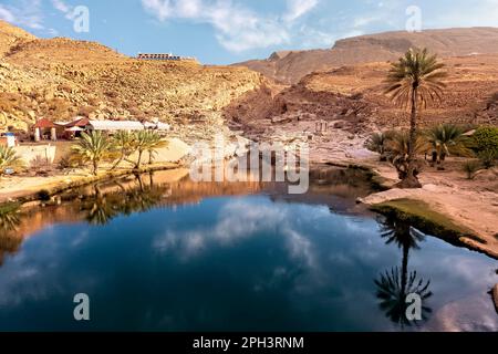 Wunderschönes Schwimmloch im Canyon, Wadi Bani Khalid, Oman Stockfoto