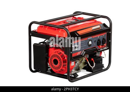 Tragbarer elektrischer Gasgenerator in Rot und Schwarz, isoliert auf weiß, für Reserveenergie. Stockfoto