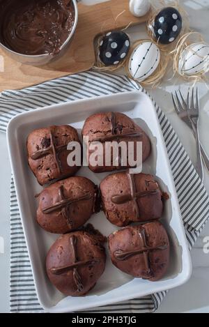 Schokolade, Orangenbrötchen, traditionelles ostergebäck Stockfoto
