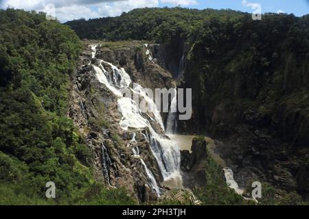 Die Barron Falls über der Barron River Gorge in Kuranda fließen, wenn die Sonne scheint, und ein paar Tage nach dem letzten schweren Regenfall der tropischen Regenzeit Stockfoto