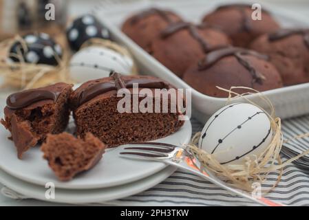 Schokolade, Orangenbrötchen, traditionelles ostergebäck Stockfoto