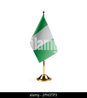 Kleine nigerianische Nationalflagge auf weißem Hintergrund. Stockfoto