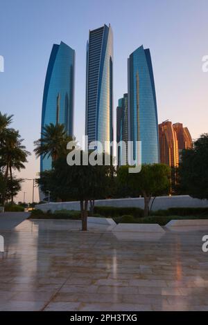 Blick auf die hohen, modernen Wolkenkratzer aus blauem Glas, Gebäude des Bürokomplexes Etihad Towers. In Abu Dhabi, VAE, Vereinigte Arabische Emirate. Stockfoto