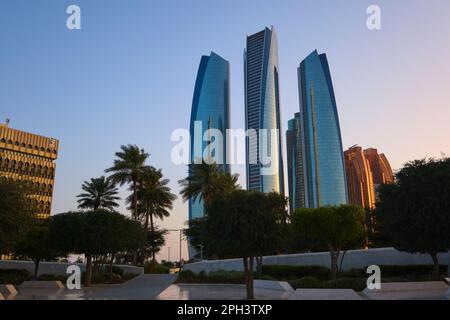 Blick auf die hohen, modernen Wolkenkratzer aus blauem Glas, Gebäude des Bürokomplexes Etihad Towers. In Abu Dhabi, VAE, Vereinigte Arabische Emirate. Stockfoto