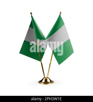 Kleine nigerianische Nationalflaggen auf weißem Hintergrund. Stockfoto