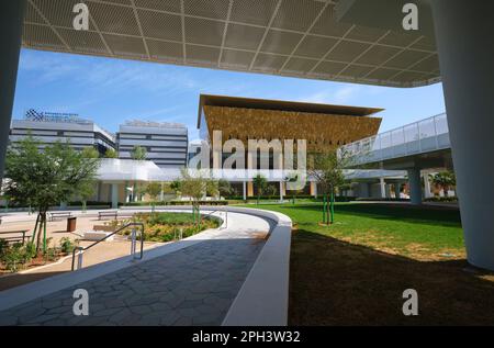 Blick auf Grünflächen, Park und Mehrzweckzentrum. In Masdar City, einer im Voraus geplanten, umweltfreundlichen, nachhaltigen und klimabewussten Gemeinde. In Abu Dhabi, VAE, U Stockfoto