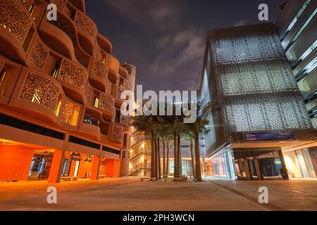 Blick auf die Bereiche der Pedestian plaza mit Architektur bei Nacht. In Masdar City, einer im Voraus geplanten, umweltfreundlichen, nachhaltigen und klimabewussten Gemeinde. In Abu Dh Stockfoto