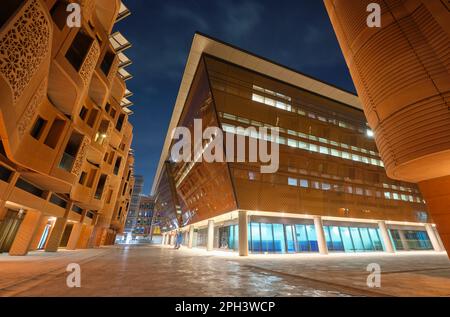 Blick auf die Bereiche der Pedestian plaza mit Architektur bei Nacht. In Masdar City, einer im Voraus geplanten, umweltfreundlichen, nachhaltigen und klimabewussten Gemeinde. In Abu Dh Stockfoto