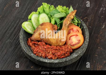 Ayam Penyet oder Penyetan Ayam, gebratenes Huhn mit scharfer Sambal Chilli Paste. Beliebtes indonesisches Street Food, in der Regel mit Reis serviert Stockfoto