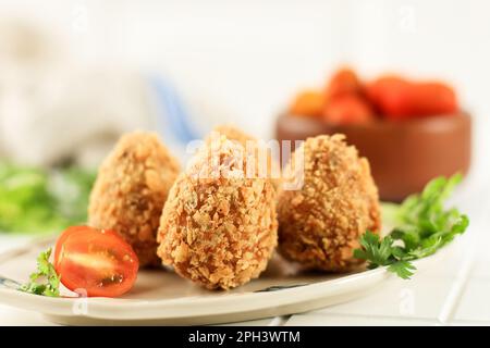 Brasilianischer Vorspeise Coxinha de Frango, Croquette mit Hühnerfüllung Stockfoto