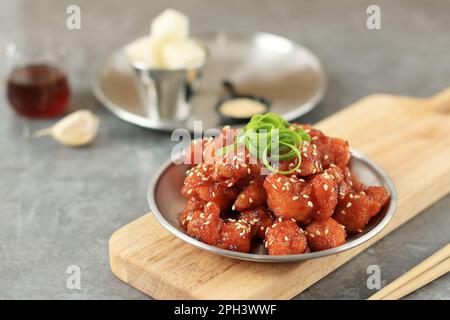 Süßes und Soja scharfes Yangnyeom Popcorn Huhn. Sticky Honey und Chilisauce Koreanisches Huhn Stockfoto
