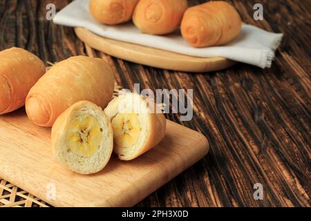 Pisang Molen Goreng, frittierte Banane mit süßem Teig, beliebtes indonesisches Street Food. Stockfoto