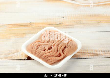 Hackfleisch auf weißer Styroporverpackung, Verkauf im Supermarkt Stockfoto