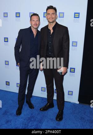 Los Angeles, USA. 25. März 2023. Cheyenne Jackson, Jason Landau, kommt zum "2023 Human Rights Campaign LA Dinner", das im JW Marriott L.A. stattfindet Live in Los Angeles, Kalifornien, am Samstag, den 25. März 2023 . (Foto: Juan Pablo Rico/Sipa USA) Guthaben: SIPA USA/Alamy Live News Stockfoto