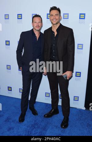 Los Angeles, USA. 25. März 2023. Cheyenne Jackson, Jason Landau, kommt zum "2023 Human Rights Campaign LA Dinner", das im JW Marriott L.A. stattfindet Live in Los Angeles, Kalifornien, am Samstag, den 25. März 2023 . (Foto: Juan Pablo Rico/Sipa USA) Guthaben: SIPA USA/Alamy Live News Stockfoto