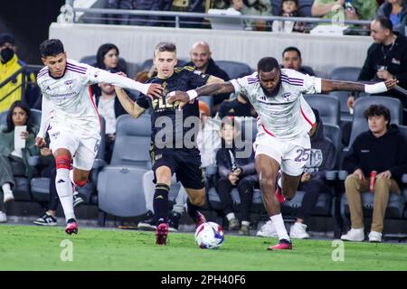 Los Angeles, Kalifornien, USA. 25. März 2023. Los Angeles FC Forward Stipe Biuk (7) wetteifert um den Ball. FC Dallas Mittelfeldspieler Edwin Cerrillo (6) und Verteidiger Sebastien Ibeagha (25) während eines MLS-Fußballspiels im BMO Stadium am Samstag, den 25. März 2023 in Los Angeles. (Kreditbild: © Ringo Chiu/ZUMA Press Wire) NUR REDAKTIONELLE VERWENDUNG! Nicht für den kommerziellen GEBRAUCH! Kredit: ZUMA Press, Inc./Alamy Live News Stockfoto